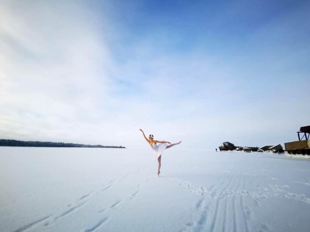 FOTO/VIDEO: Protest prin artă pe un lac din Rusia. O balerină a dansat pe „Lacul lebedelor”, la – 15 grade Celsius